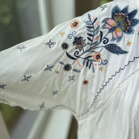 Knox Rose Pink Blue Floral Embroidered White Flowy Top Size Small - Picture 8 of 8